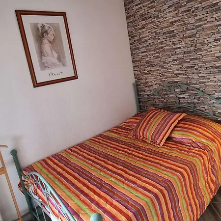 T2 Rénové Avec Piscine, Parking Privé, Proche Et Commerces - Fr-1-607-91 Agde
